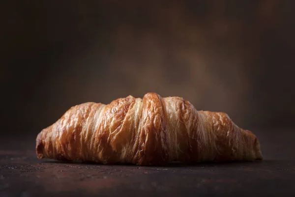 Vers Smakelijk Croissantje Een Oude Koperen Achtergrond Vrije Ruimte Voor — Stockfoto