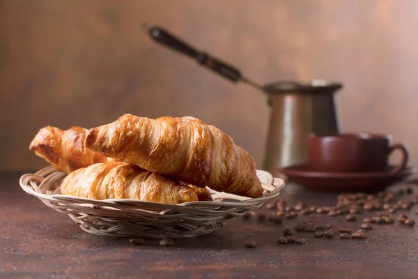 Vers Smakelijk Croissantje Kopje Koffie Oude Koperen Achtergrond Vrije Ruimte — Stockfoto