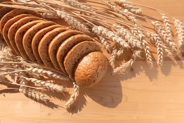 Pan Con Grano Sobre Fondo Madera Vista Superior —  Fotos de Stock