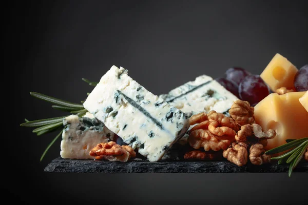 様々 なチーズがあり、ブドウとクルミ . — ストック写真
