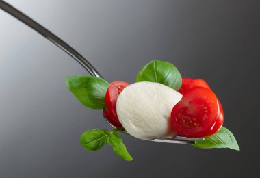  Kiraz domates ve fesleğen big çatal üzerinde mozzarella peyniri. Sağlıklı Akdeniz yemekleri.