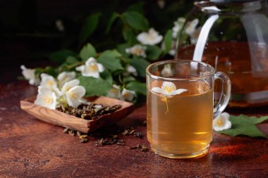 Yeşil çay Kupası ve çaydanlık eski bakır masada Yasemin ile.