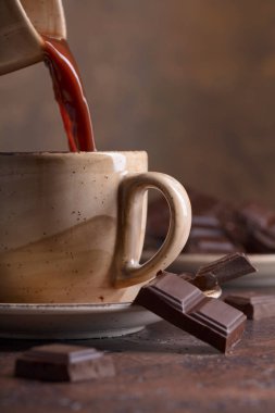 Bir fincan sıcak çikolata ve bitter çikolata parçaları. Metniniz için kopya alanı.