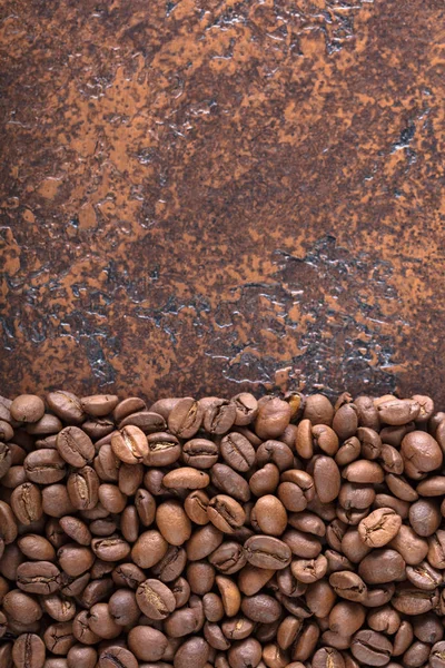 Черный Жареный Кофе Зерна Лежат Медном Столе Фоновое Изображение Скопировать — стоковое фото