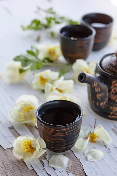 Copos Cerâmica Bule Chá Rosas Cão Branco Uma Mesa Madeira — Fotografia de Stock
