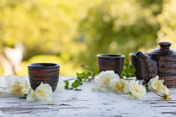 Ceramic Cups Teapot White Dog Roses Old Wooden Table Garden — Stock Photo, Image