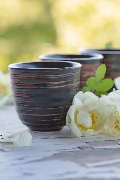 Keramické Hrnky Bílé Růže Psa Starý Dřevěný Stůl Zahradě Aromatické — Stock fotografie