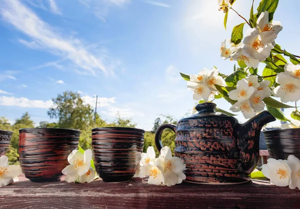 庭の古い木製のテーブルに小さなセラミック カップのジャスミン茶 コピー スペース — ストック写真