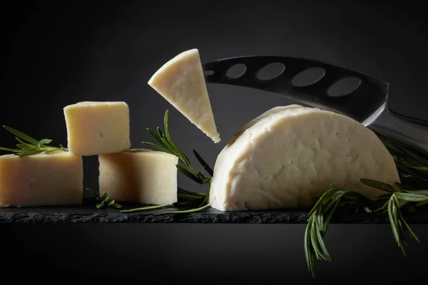 Fromage Brebis Romarin Couteau Sur Fond Noir — Photo