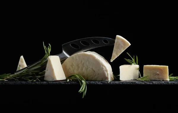 Queso Oveja Con Romero Cuchillo Sobre Fondo Negro — Foto de Stock