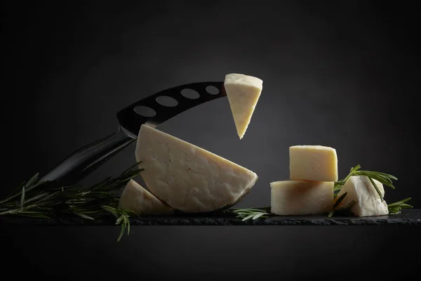 Fromage Brebis Romarin Couteau Sur Fond Noir — Photo