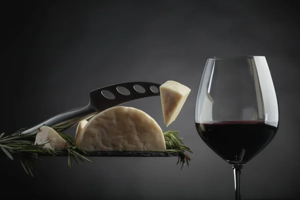 Πρόβειο Τυρί Δενδρολίβανο Και Ποτήρι Κόκκινο Κρασί Πάνω Μαύρο Φόντο — Φωτογραφία Αρχείου
