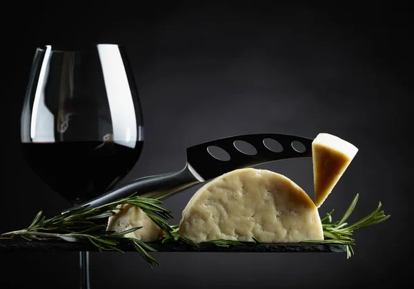 羊のチーズ ローズマリーと黒の背景に赤ワインのガラス — ストック写真