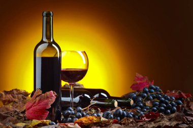 Kırmızı şarap, üzüm ve kuru asma yaprağı .