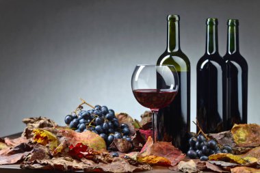 Kırmızı şarap, üzüm ve kuru asma yaprağı .