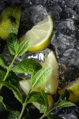 Koyu arkaplanda buz ve nane dilimleri. Seçici odak .