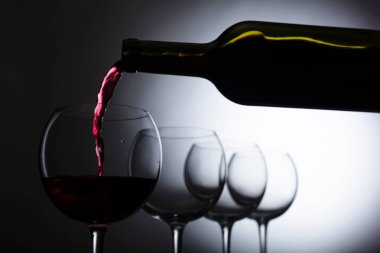 Cam ve şişe kırmızı şarap, metniniz için kopya alanı.