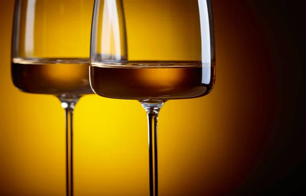 Bicchieri Vino Bianco Fondo Giallo Copia Spazio — Foto Stock
