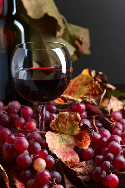 Rotwein Und Trauben Mit Weinblättern Auf Einem Alten Holztisch — Stockfoto