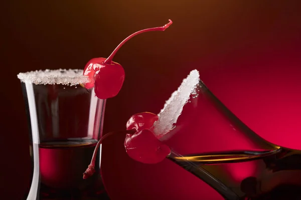 Alkoholu Warstwowe Strzał Koktajl Przyozdobionym Wiśni Cukru Miejsce Dla Tekstu — Zdjęcie stockowe