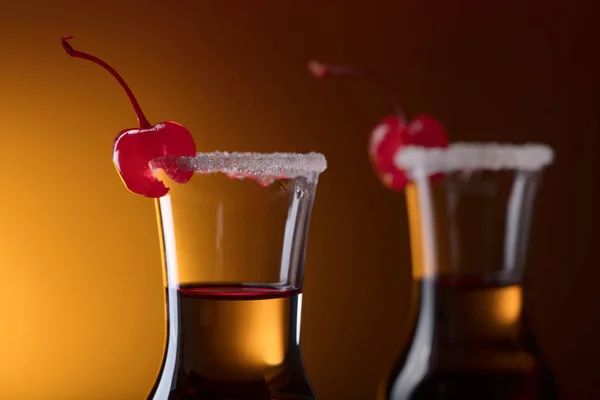 酒精分层注射鸡尾酒配上樱桃和糖 复制文本的空间 — 图库照片