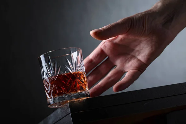 Människans Hand Sträcker Sig Efter Ett Glas Alkohol Begreppsmässig Bild — Stockfoto