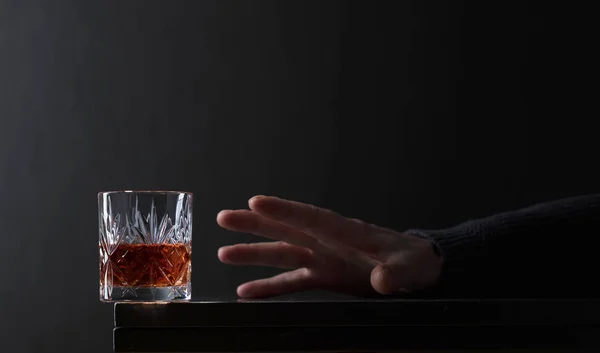 Mão Homem Toma Copo Álcool Imagem Conceitual Sobre Alcoolismo Copiar — Fotografia de Stock