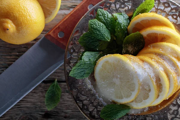 Tranches Citron Avec Sucre Feuilles Menthe Sur Une Table Bois — Photo