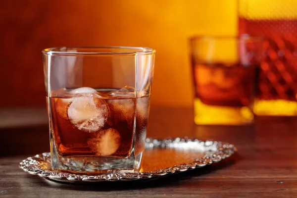 Vaso Whisky Escocés Hielo Natural Sobre Una Vieja Mesa Madera — Foto de Stock