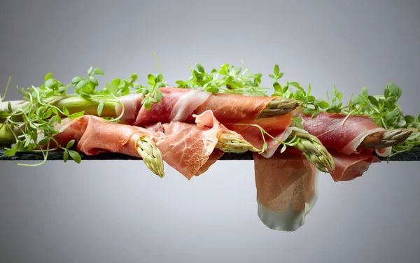 Prosciutto Tere Salatası Ile Sarılı Kuşkonmaz Metniniz Için Kopya Alanı — Stok fotoğraf