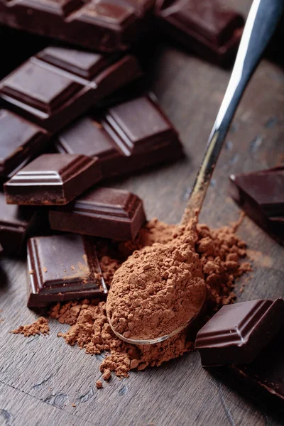 Pezzi Cioccolato Rotti Cacao Polvere Cucchiaino Fondo Legno — Foto Stock