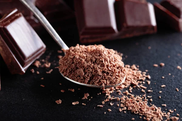 Rozbité Černé Kousky Čokolády Čokoládové Čip Malou Lžičku Pozadí Černé — Stock fotografie