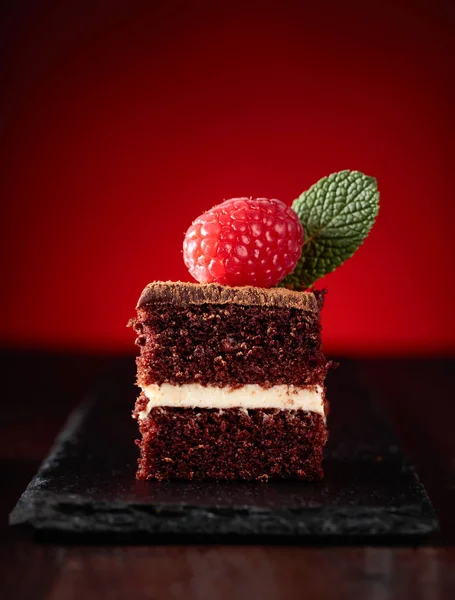 Çikolatalı kek Ahududu ve nane ile closeup.