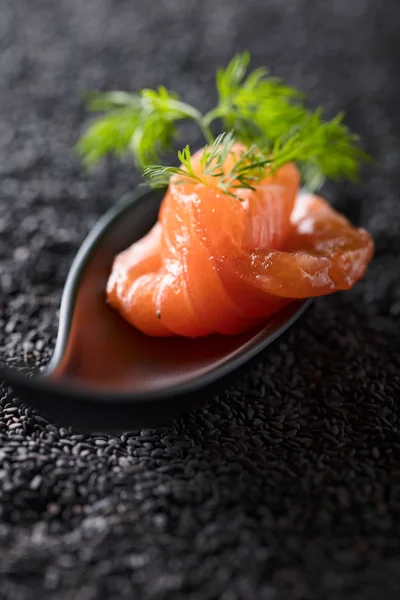 Rebanada Salmón Salado Con Eneldo Fondo Sésamo Negro Copia Espacio — Foto de Stock