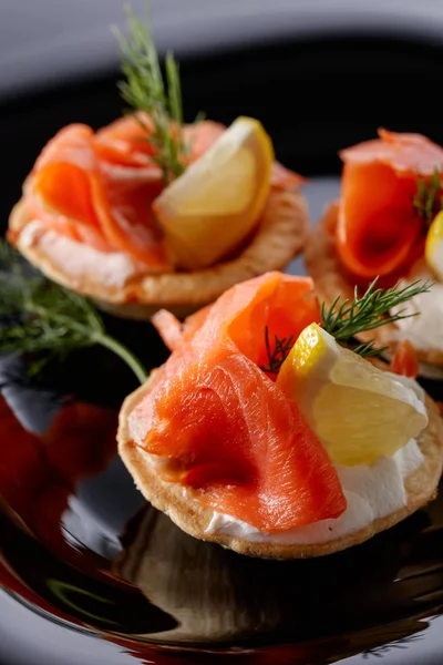 Tartlets Med Lax Grädde Och Citronskiva Svart Plåt — Stockfoto