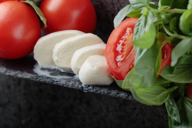 Mozzarella fesleğen ve domates, seçici odak ile.