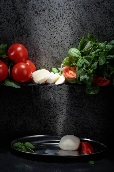 Mozzarella Con Basilico Pomodori Fondo Antica Parete Grigia Copia Spazio — Foto Stock