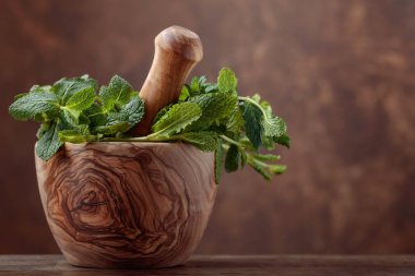 Eski harç içinde taze yeşil organik nane demet.