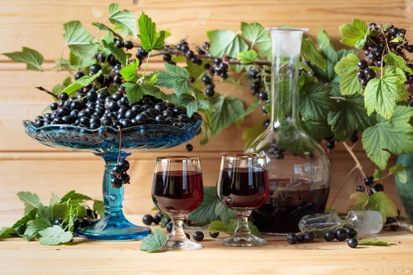 Liquore Ribes Nero Fatto Casa Bacche Fresche Ramo Fondo Legno — Foto Stock