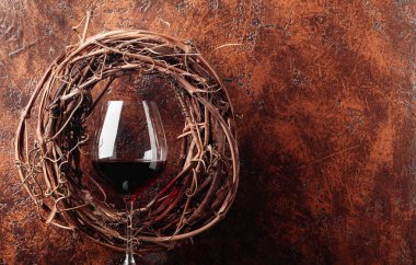 Asma çelenk ve bir kadeh kırmızı şarap. Metniniz için kopya alanı.