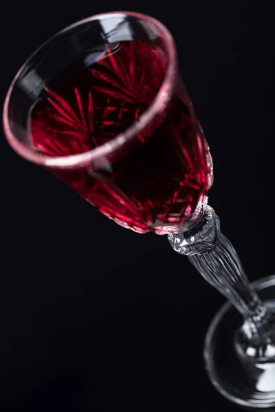 Nahaufnahme Von Kristallglas Mit Rotwein Auf Dunklem Hintergrund Freiraum Für — Stockfoto