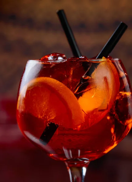 Gros Plan Savoureux Cocktail Alcoolisé Aux Tranches Orange Glace Naturelle — Photo