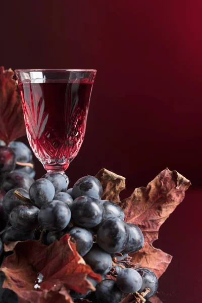 Close Crystal Glass Red Wine Dark Background Dark Grapes Dried — Stock Photo, Image