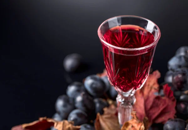 Gros Plan Verre Cristal Avec Vin Rouge Sur Fond Sombre — Photo