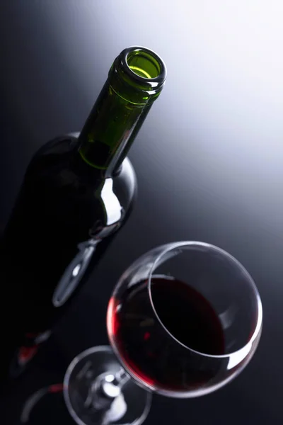 ガラスと赤ワイン テキストのコピー スペースのびん — ストック写真