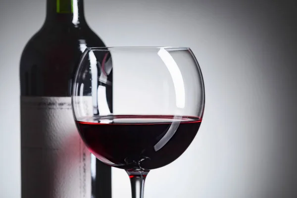 ボトルと赤ワインのガラス 古い紙ラベル テキストのコピー スペース — ストック写真