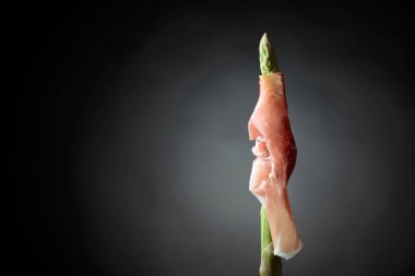 Prosciuttoya sarılı kuşkonmaz..