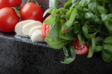 Mozzarella fesleğen ve domates, seçici odak ile.