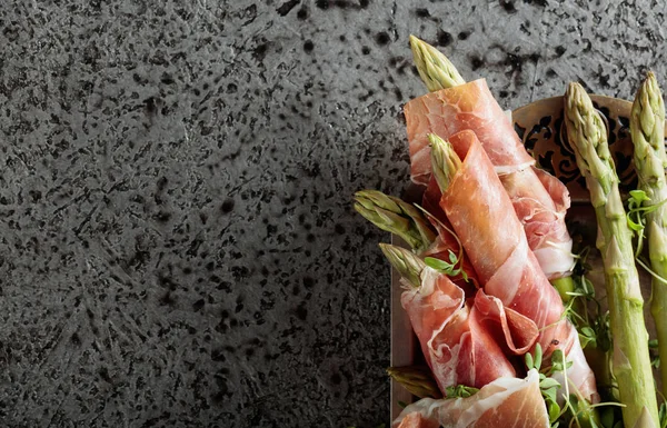 Spargel Prosciutto Mit Kressesalat Auf Metallischem Hintergrund Von Oben Kopieren — Stockfoto