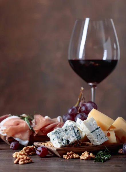 Copo Vinho Tinto Com Vários Queijos Frutas Presunto Uma Velha — Fotografia de Stock